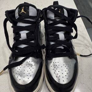 Nike Kids Sneakers Black and Metallic Silver